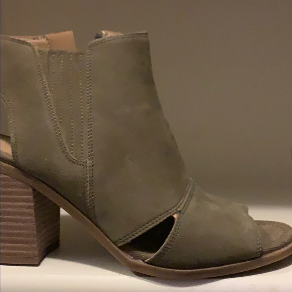 Peek toe Side zip wedge
